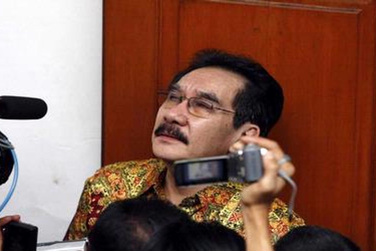 Mantan Ketua Komisi Pemberantasan Korupsi (KPK), Antasari Azhar menjawab berbagai pertanyaan wartawan saat jeda persidangan di Pengadilan Negeri Jakarta Selatan, Kamis (28/01/2010). 
