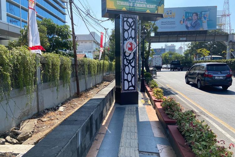 Papan Reklame Bergambar Wali Kota Tutupi Jalur Pemandu Tunanetra di Jalan Ahmad Yani Semarang
