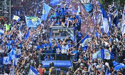 Ratusan Ribu Bobotoh Konvoi, Bandung Jadi Lautan Biru