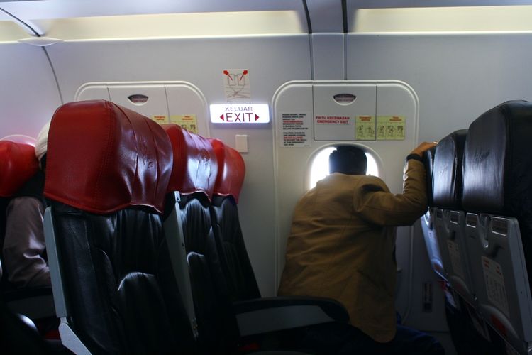 Ilustrasi pintu darurat di pesawat terbang.