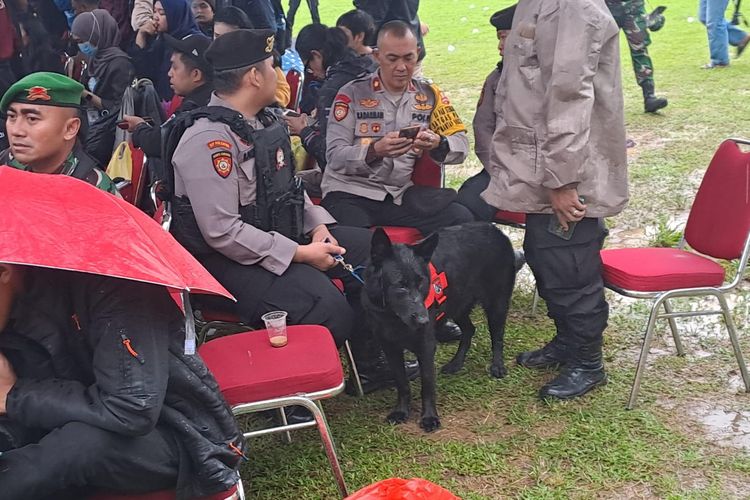 Polisi dan anjing K-9 bersiaga di lokasi TPS 033, Hambalang, tempat Prabowo Subianto akan mencoblos, Rabu (14/2/2024). 