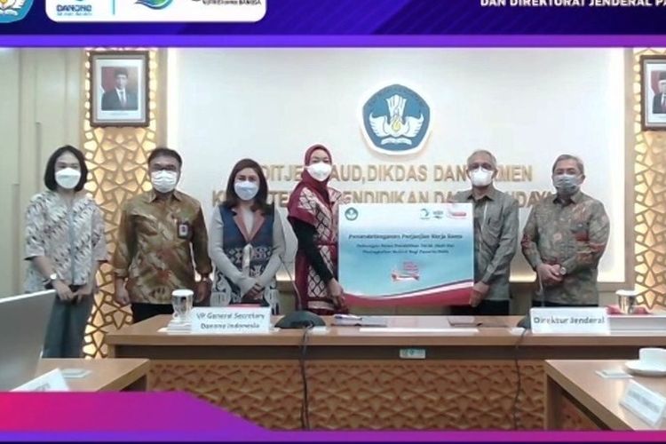 Penandatanganan kerja sama antara Danone Indonesia dengan Kemendikbud Ristek.