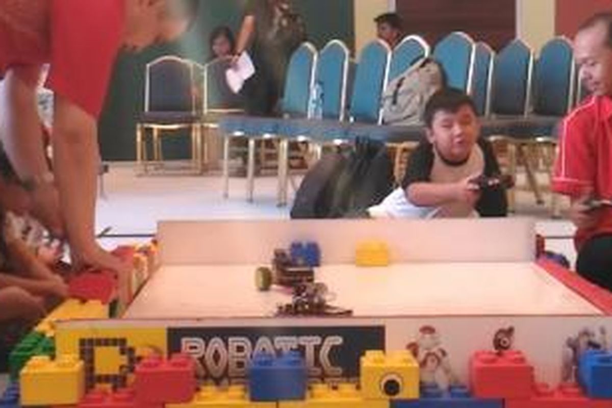 Seorang anak sedang memainkan permainan Transporter di KGFair 2015. Khusus Sabtu (12/12/2015) dibuka stan robot di KGfair.