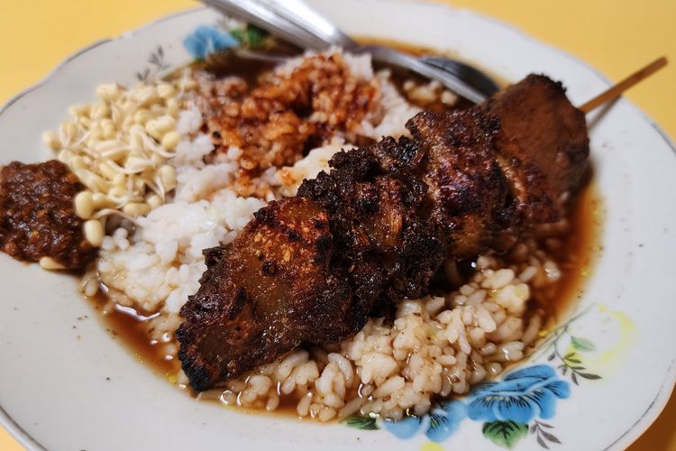 Sate komoh milik warung Saminah yang dikenal lunak dan lebih kering. 