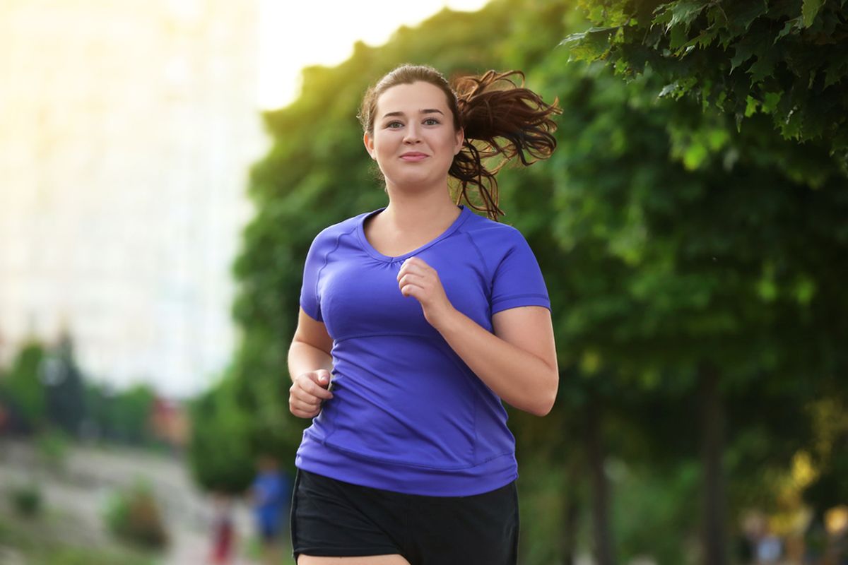 Salah satu manfaat olahraga lari adalah menurunkan berat badan.