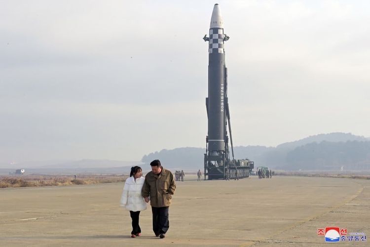 Saat Kim Jong Un dan putrinya melihat uji coba missil Korea Utara, Hwasong-17 pada 19 November 2022 lalu.