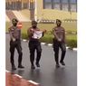 Video Viral Polisi di Riau Turunkan Bendera Merah Putih Saat Hujan Lebat