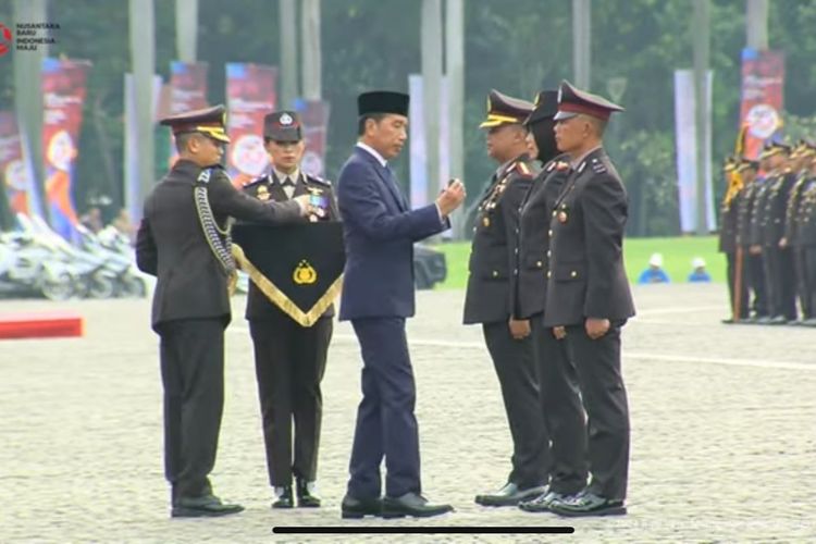 Presiden Joko Widodo menganugerahkan Tanda Kehormatan Bintang Bhayangkara Nararya kepada tiga personel Polri dalam Hari Bhayangkara ke-78 di Monas, Jakarta Pusat, Senin (1/7/2024).