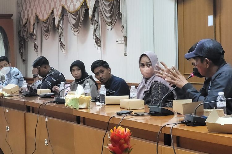 Sejumlah Pengusaha APMS Pulau Sebatik mendatangi DPRD Nunukan mengadukan murahnya BBM Malaysia mengancam kuota suplay BBM untuk perbatasan RI