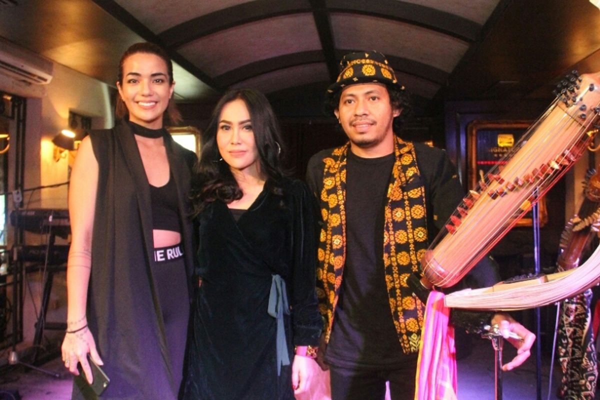 Artis peran Sheila Marcia dan WinSas Project dalam jumpa pers.