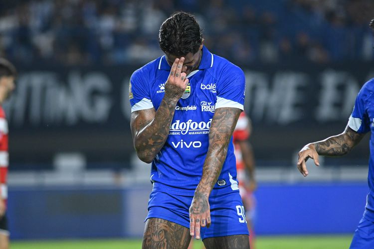 Alasan Bomber Persib Pakai Sepasang Sepatu Berbeda Ala Rochy Putiray