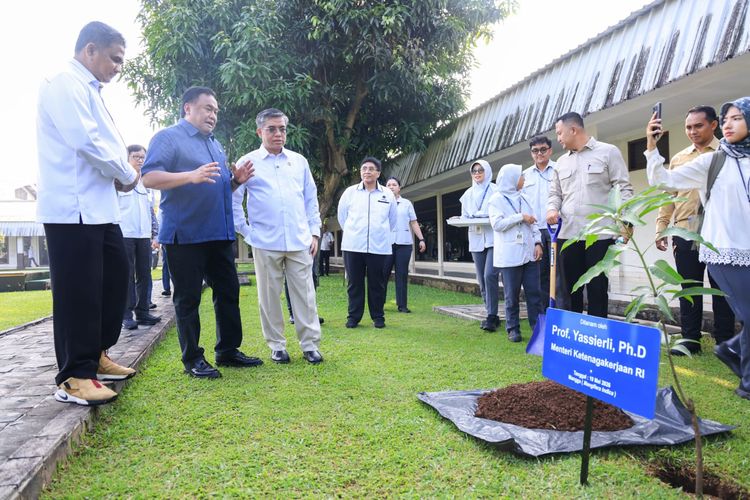 Menteri Ketenagakerjaan (Menaker) Yassierli saat menghadiri apel pegawai PT Panasonic Gobel Indonesia di Jakarta, Selasa (19/5/2026). 