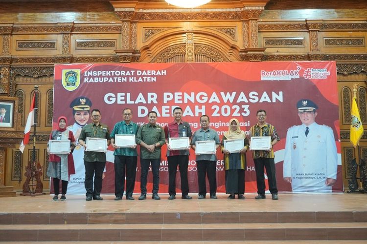 Sekda Kabupaten Klaten Jajang Prihono menyerahkan sejumlah penghargaan pada Larwasda 2023 di Gedung Wongso Menggolo Klaten, Jawa Tengah (Jateng), Kamis (23/11/2023). 