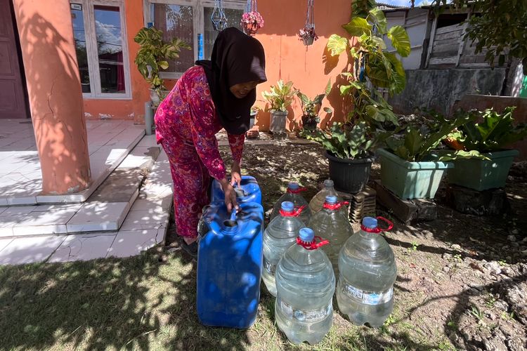 Menanti Air Setiap Hari Selama Kemarau, Warga Pangandaran Siapkan Jeriken di Depan Rumah 