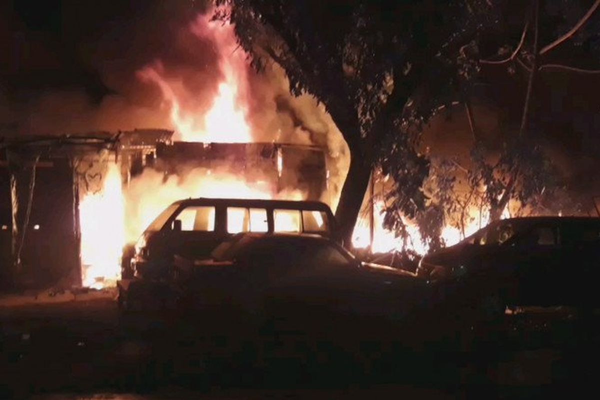  Tangkapan layar video kebakaran landa sebuah bengkel di jalan Raya Lenteng Agung, Jagakarsa, Jakarta Selatan, diduga disebabkan oleh bakar sampah, Selasa (7/7/2020) 