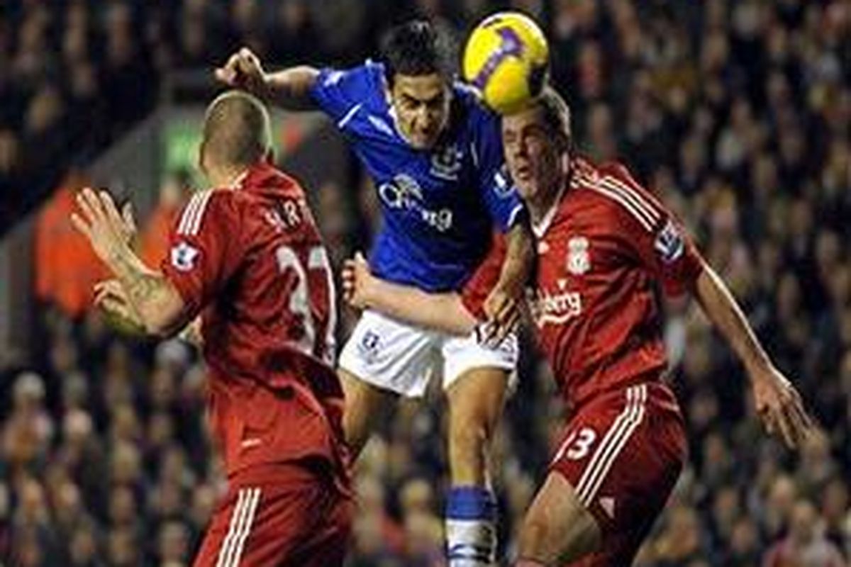 Tim Cahill mencoba menyundul bola ke gawang Liverpool, dihalangi Jamie Carragher. Cahill mencetak gol penyama kedudukan.