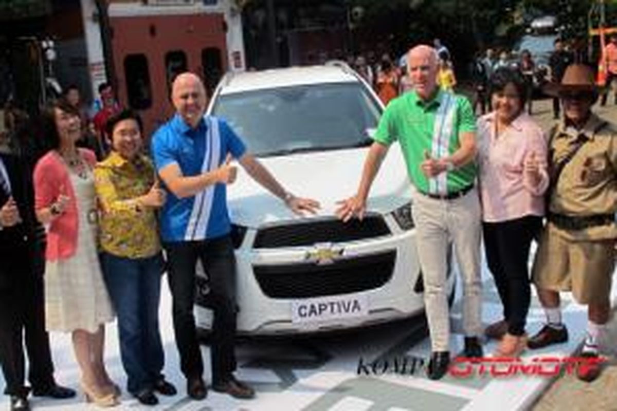 Jajaran direksi General Motors Indonesia meluncurkan New Captiva, Rabu (11/6/2014).