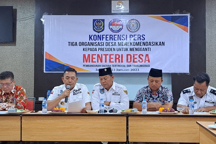 Konferensi pers Dewan Pimpinan Pusat (DPP) Asosiasi Pemerintah Desa Seluruh Indonesia (Apdesi) bersama dengan DPP Abpednas, dan DPN PPDI terkait perpanjangan masa jabatan kepala desa 9 tahun di Jakarta, Senin (23/1/2023). 