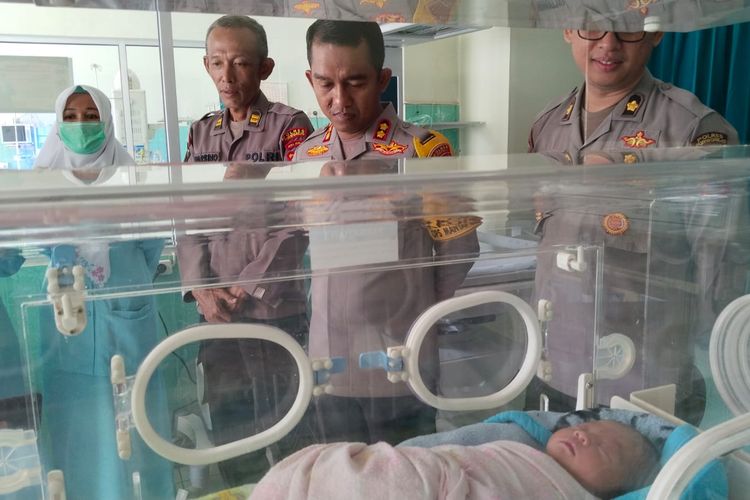 TEMUAN BAYI: Kapolres Purworejo AKBP Eko Sunaryo saat menjenguk bayi tersebut di RSUD Tjitro Wardoyo, Selasa (11/6/2024).