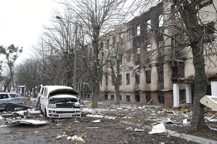 Mobil yang rusak dan bangunan akomodasi yang hancur terlihat di dekat pos pemeriksaan di Brovary, di luar Kyiv, Ukraina, Selasa, 1 Maret 2022. 