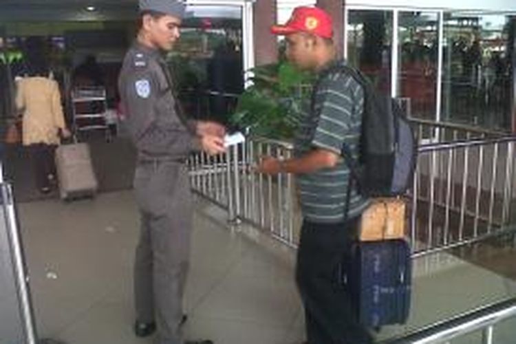 Petugas keamanan bandara memeriksa salah satu pwnumpang sebelum melakukan check in di Bandara Soekarno Hatta, Jumat (4/4/2014).