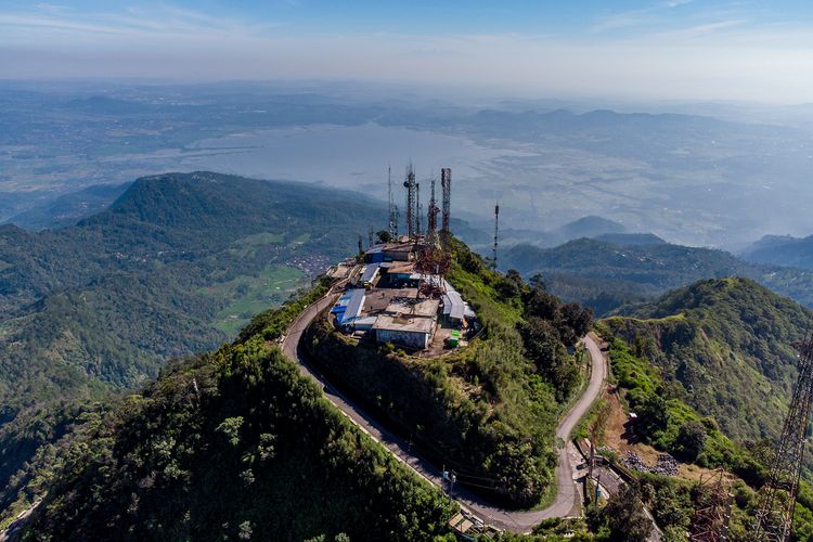 Puncak Gunung Telomoyo dengan Latar Belakang Rawa Pening, salah satu wisata alam Semarang yang menarik untuk dikunjungi.