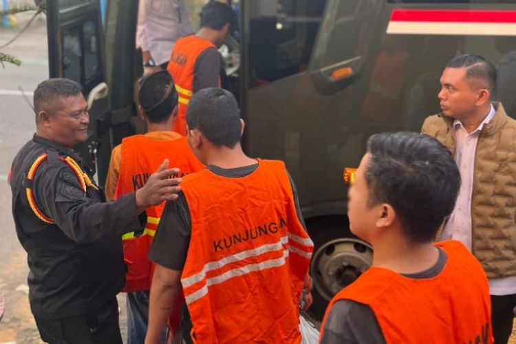 Sejumlah napi lapas Kelas II A Kediri, Jawa Timur, dipindahkan ke lapas lainnya untuk mengurai masalah overload lapas, Rabu (27/8/2025).