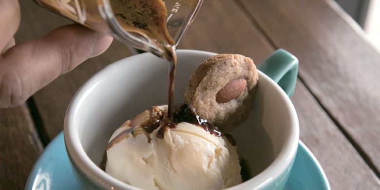 Kopi espresso yang disiramkan ke dalam es krim vanila.