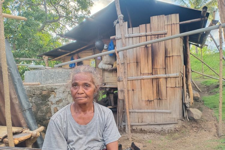 Foto : Mama Agnes Nurak (68), seorang arga, Dusun Krado, Desa Ipir, Kecamatan Bola, Kabupaten Sikka, NTT, saat diwawancara awak media, pada Rabu (29/9/2021).