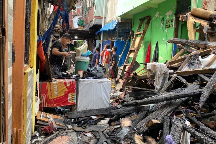 Tersisa puing-puing bangunan yang berserakan usai kebakaran dahsyat melanda permukiman Gang Lontar, Kelurahan Duri Utara, Kecamatan Tambora, Jakarta Barat, Senin (10/7/2023)