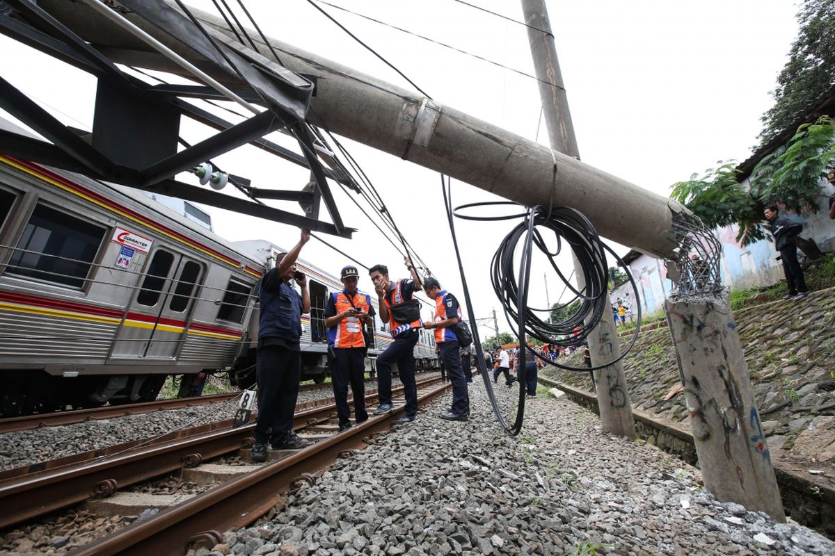 Kereta Api 1722 jurusan Jatinegara menuju Bogor anjlok saat melintas di antara Stasiun Cilebut dan Bogor, Minggu (10/3/2019). Akibatnya, enam orang mengalami luka-luka dan sejumlah perjalanan KRL lintas Jakarta Kota-Bogor terganggu.