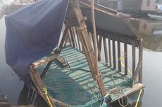 Rakit Kayu yang Terbalik di Pasar Ikan Dipaksakan untuk Mengangkut Warga