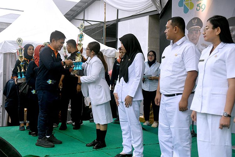 Penyerahan penghargaan kepada sejumlah tenaga kesehatan dilakukan di Kantor Gubernur Sumut, Medan, tepat pada puncak perayaan HKN ke-59, Minggu (19/11/2023).