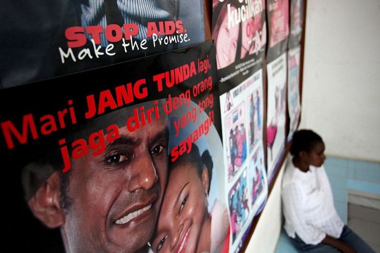 Seorang perempuan Papua dengan HIV Rosa menunggu perawatan di sebuah rumah sakit pada 5 Oktober 2009 di Merauke, Papua.