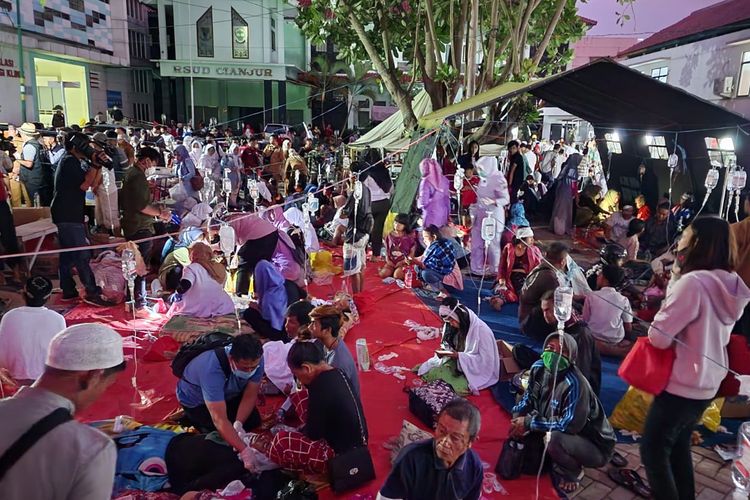 Para korban gempa Cianjur tergeletak di halaman Rumah Sakit Sayang, Kabupaten Cianjur, Senin (21/11/2022).