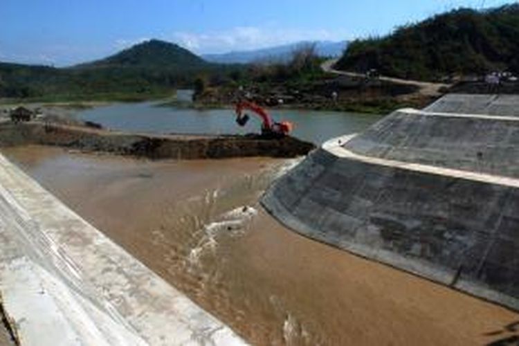 Aliran air Sungai Cimanuk, Rabu (3/8/2011), dialihkan ke terowongan pengelak sebagai bagian pembangunan Bendungan Jatigede di Kecamatan Jatigede, Kabupaten Sumedang, Jawa Barat. Peresmian penggunaan terowongan pengelak ini dilakukan Menteri Pekerjaan Umum Joko Kirmanto. Bendungan Jatigede ini akan memiliki kapasitas air sebesar 980 juta meter kubik. Jika jadi, Bendungan Jatigede menjadi bendungan terbesar kedua setelah Bendungan Jatiluhur, juga di Jawa Barat.