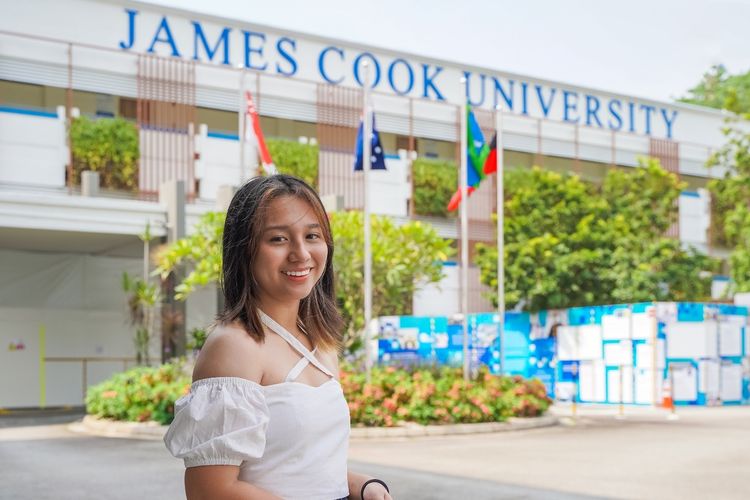 Mahasiswi asal Kota Surabaya, Floretta Aurelia Widodo, memilih kuliah pada program Marketing for the Digital Age James Cook University di Singapura untuk meningkatkan keterampilannya dalam bidang digital marketing. 