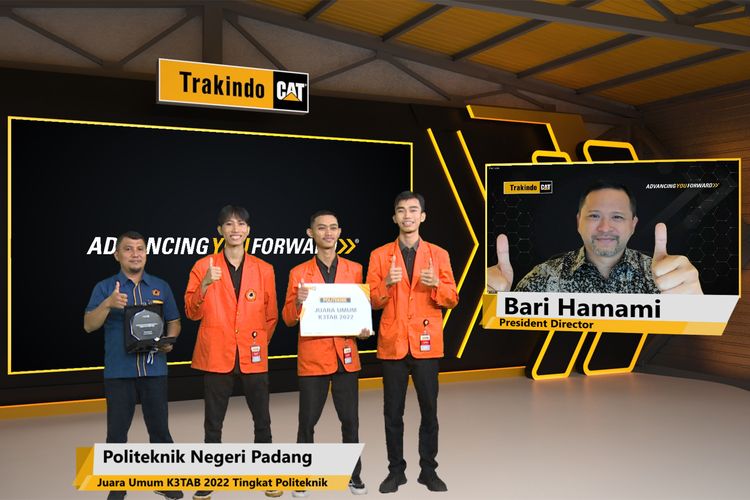 Juara Umum K3TAB 2022 tingkat Politeknik yang berhasil diraih Politeknik Negeri Padang bersama  President Director Trakindo Bari Hamami. 