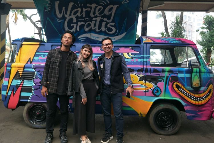 Seniman Herzven, Shane Tortilla dan YouTuber Edho Zell bersama mobil van Warteg Gratis yang berdesain film Onward dalam jumpa pers di kawasan SCBD Sudirman, Jakarta Selatan, Rabu (4/3/2020)