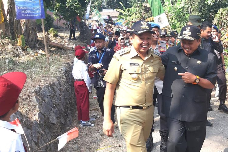 Wagub Jabar Uu Ruzhanul Ulum (kanan) bersama Bupati Sumedang Dony Ahmad Munir diarak dengan Kuda Renggong menuju lokasi TMMD ke 105 di Paseh, Sumedang, Jawa Barat, Selasa (9/7/2019). AAM AMINULLAH/KOMPAS.com