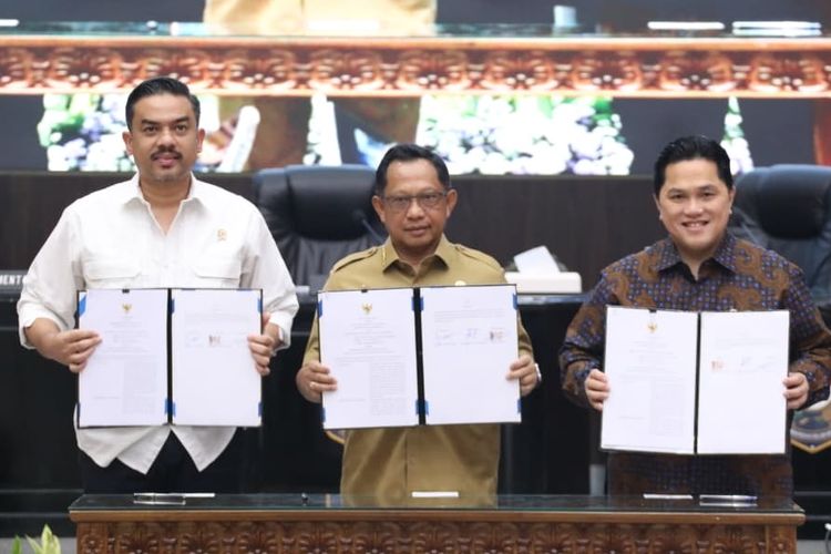 Menteri UMKM Maman Abdurrahman bersama Mendagri Muhammad Tito Karnavian, Menpora Erick Thohir menunjukkan Nota Kesepahaman (MoU) antara Kementerian Dalam Negeri (Kemendagri), Kementerian Pemuda dan Olahraga (Kemenpora), dan Kementerian Usaha Mikro, Kecil, dan Menengah (UMKM) tentang Sinergi Pengelolaan dan Pemanfaatan Sarpras Olahraga Pusat dan Daerah di Sasana Bhakti Praja, Kantor Pusat Kemendagri, Jakarta, Selasa (2/12/2025).