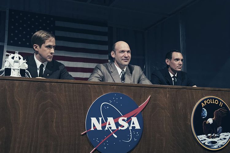 Lukas Haas, Ryan Gosling dan Corey Stoll film drama biografi First Man (2018).