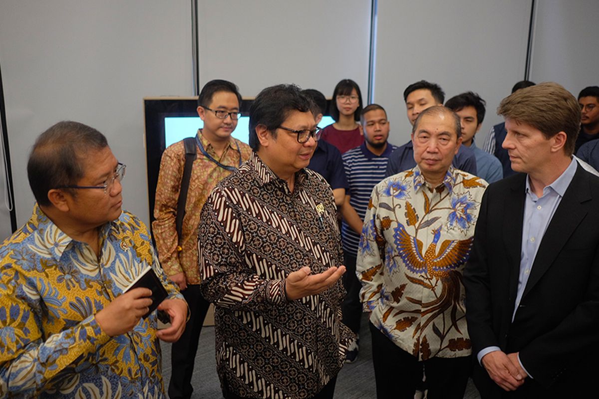 Menkominfo Rudiantara, Menperin Airlangga Hartarto berbincang dengan Director Apple Developer Academy Gordon Shukwit saat mengunjungi Apple Developer Academy Indonesia di Bumi Serpong Damai, Senin (7/5/2018).