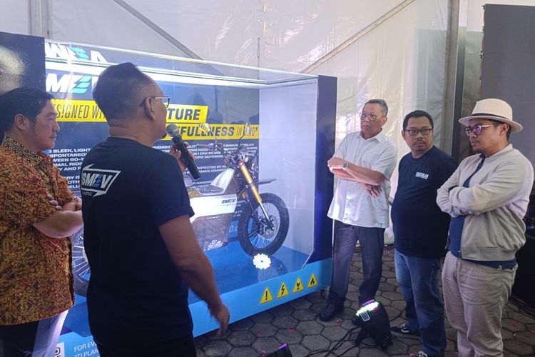 Donny Ariyanto, Founder SMEV sedang menjelaskan SMEV EM-1, motor listrik lokal bergaya petualang yang bisa dikustomisasi