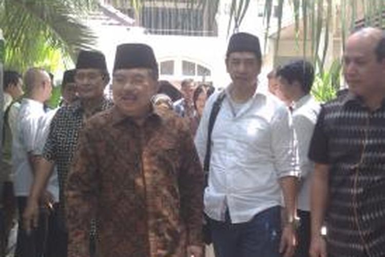 Wakil presiden terpilih, Jusuf Kalla (kiri), usai mendatangi kediaman Almarhum Mantan Gubernur Sumatera Barat periode 1967-1977, Harun Al Rasyid Zain, di rumah duka,  Jalan Galuh No.16, Kebayoran Baru, Jakarta Pusat, Minggu. (19/10/2014).