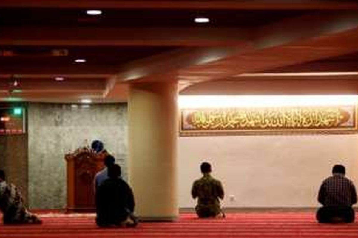 Pengunjung dan karyawan beribadah di Masjid Al Hidayat yang berada di dalam gedung mal Gandaria City, Jakarta.
