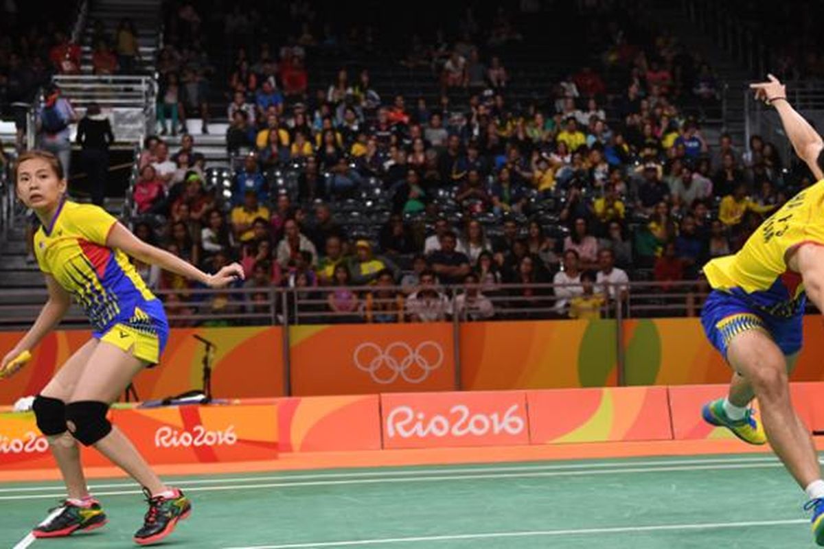 Ganda campuran Malaysia, Chan Peng Soon (kanan) dan Goh Liu Ying, ketika mengembalikan bola pemain Thailand Bodin Isara/Savitree Amitrapai pada pertandingan penyisihan Grup C Olimpiade Rio di Stadion Riocentro, Rio de Janeiro, Kamis (11/8/2016).
