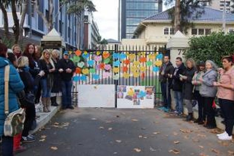 Puluhan warga Melbourne berkumpul di depan kantor KJRI di kota Melbourne.