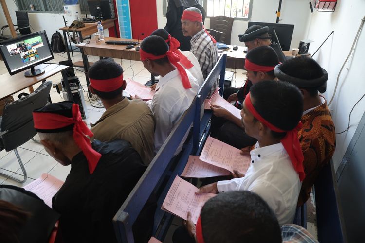 11 warga adat Maba Sangaji saat menjalani sidang secara virtual di Rutan Soasio, Kota Tidore Kepulauan, Rabu (6/8/2025)