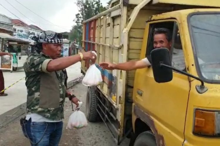 Seorang pengusaha asal Tasikmalaya Endang Abdul Malik (55), membagi-bagikan telur gratis sebanyak 3 ton ke masyarakat di pinggir jalan, Selasa (28/9/2021).